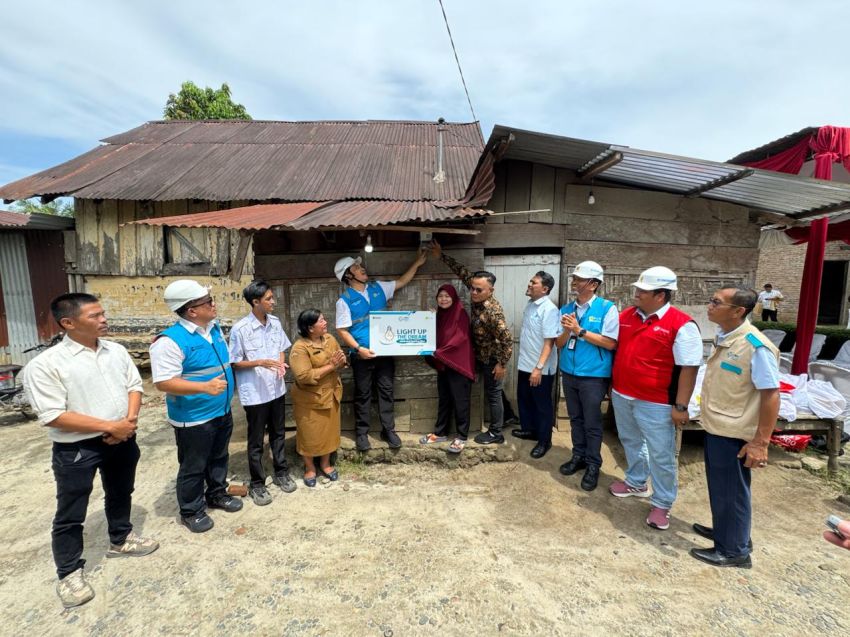 PLN UID Sumut Hadirkan Listrik Gratis dan Bantuan Sembako untuk 13 Keluarga di Simalungun