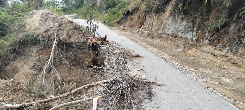 Jalan Amblas di Ruas Jalan Hutanamora ke Desa Simanampang Tak Kunjung Diperbaiki