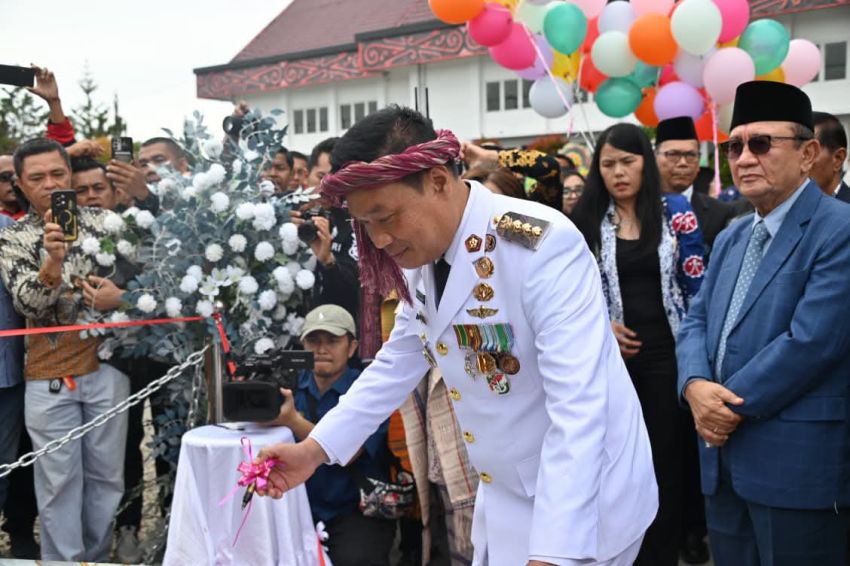 Bupati Humbahas Resmikan Prasasti Penghormatan Pejuang Pembentukan Kabupaten