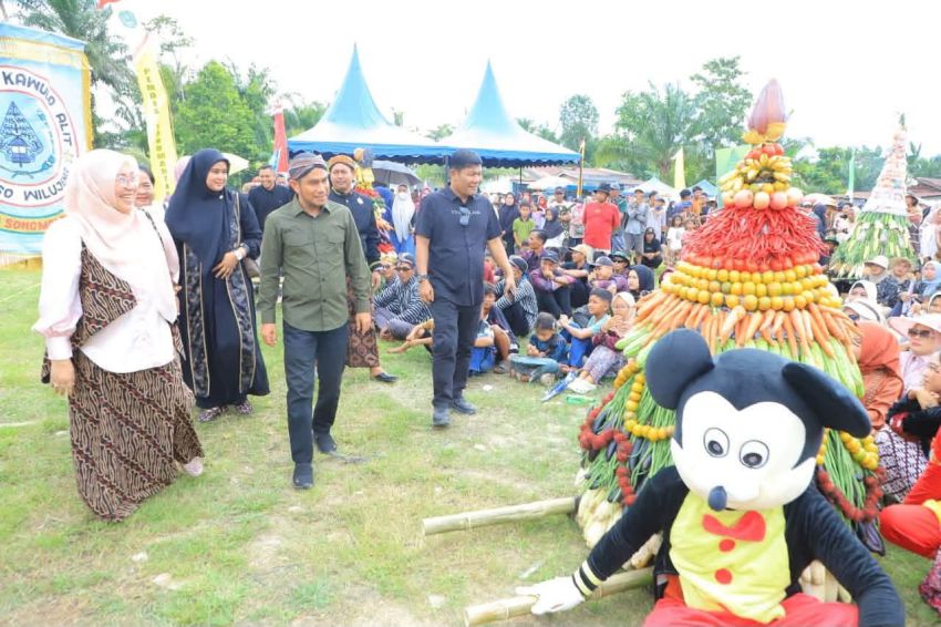 Kirab Gunungan Sedekah Bumi Sonomartani Meriah, Wabup Labura Dorong Jadi Agenda Wisata Budaya