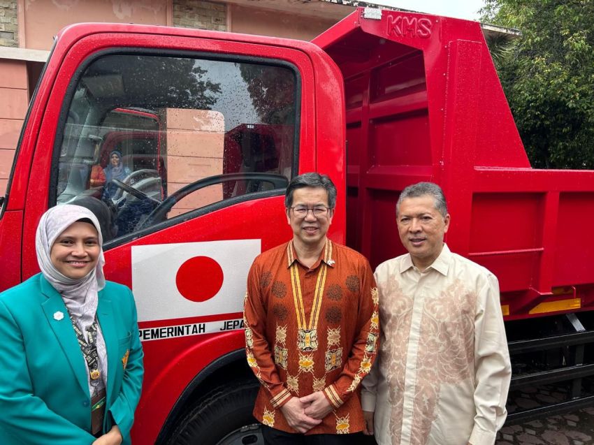 Jepang Serahkan Bantuan Alat Berat Pascabanjir Aceh Senilai 452 Ribu Dolar AS.