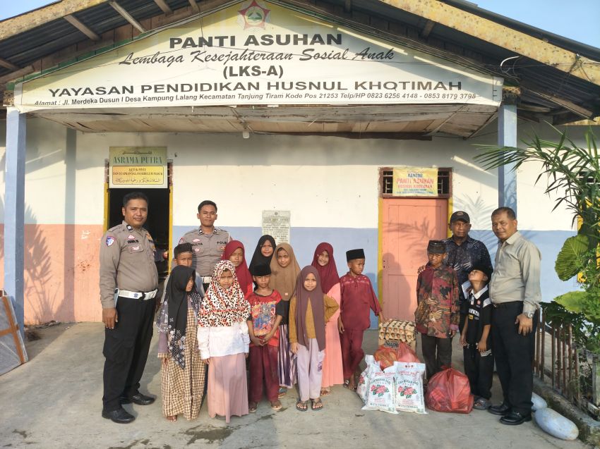 Satlantas Polres Batubara Salurkan Sembako ke Panti Asuhan Husnul Khotimah