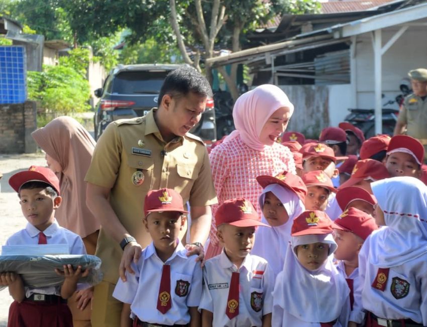 Wabup Sergai Serahkan Bantuan Perlengkapan Sekolah bagi Ratusan Anak Terdampak Banjir di Perbaungan