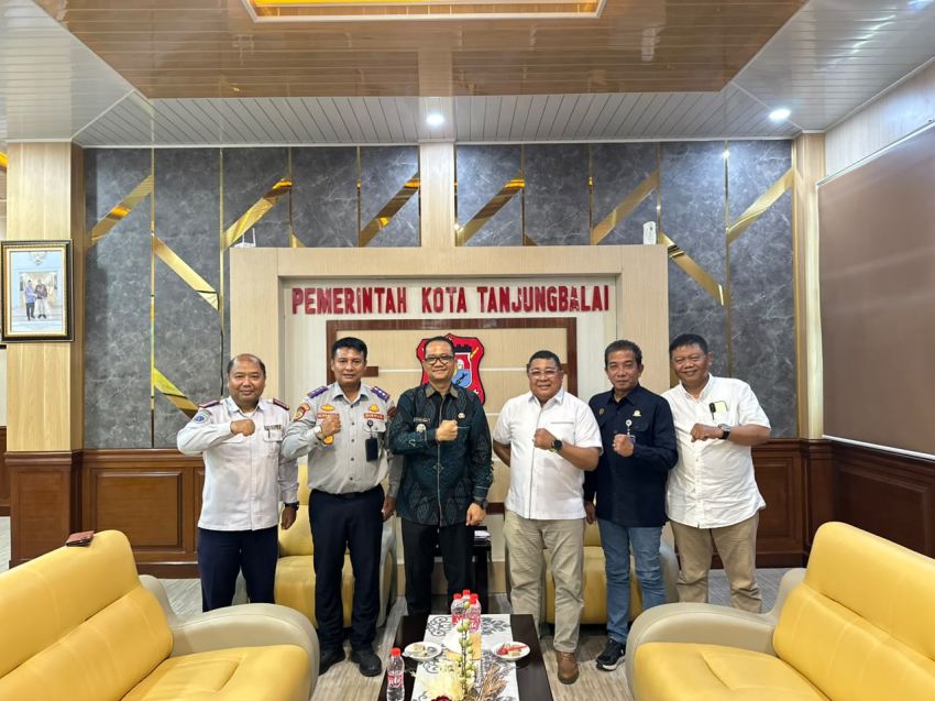 Pemko Tanjungbalai Terima 25 PJU Tenaga Surya dari Kemenhub