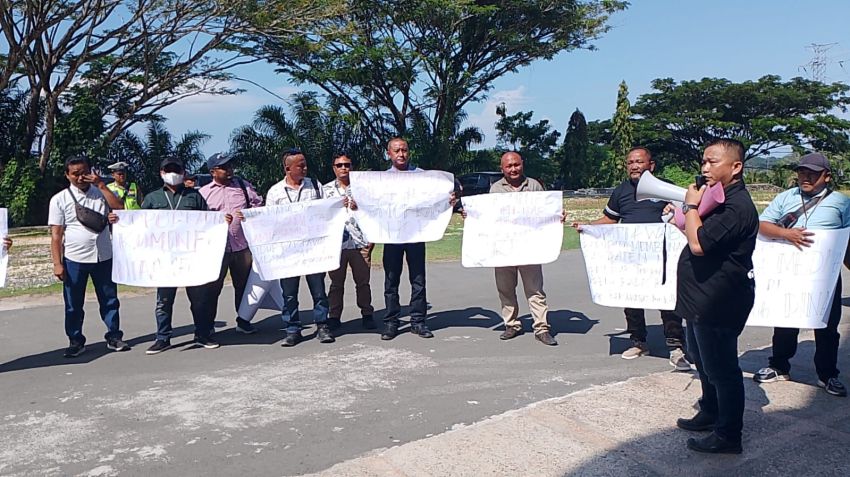 Puluhan Wartawan Desak Bupati Nisel Evaluasi Kadis Kominfo