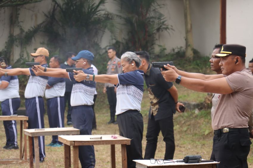 Asah Kemampuan Personel, Kapolres Pematangsiantar Pimpin Latihan Menembak