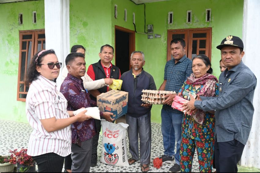 Pemerintah Humbahas Berikan Bansos Korban Puting Beliung di Doloksanggul