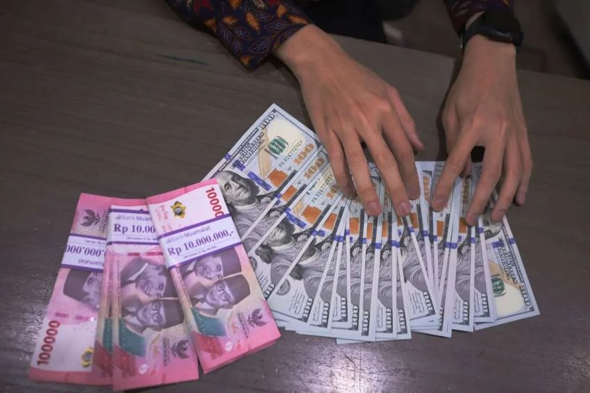 Rupiah Anjlok ke Rp18.105 per Dolar AS, Harga Emas Ikut Melemah ke Rp2,35 Juta per Gram