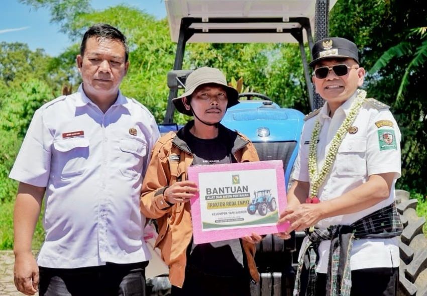 Bupati Simalungun Serahkan Bantuan Traktor di Dolog Masagal