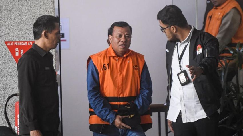 KPK Tahan Bupati Kuansing Suhardiman Amby dan Sekda Zulkarnain
