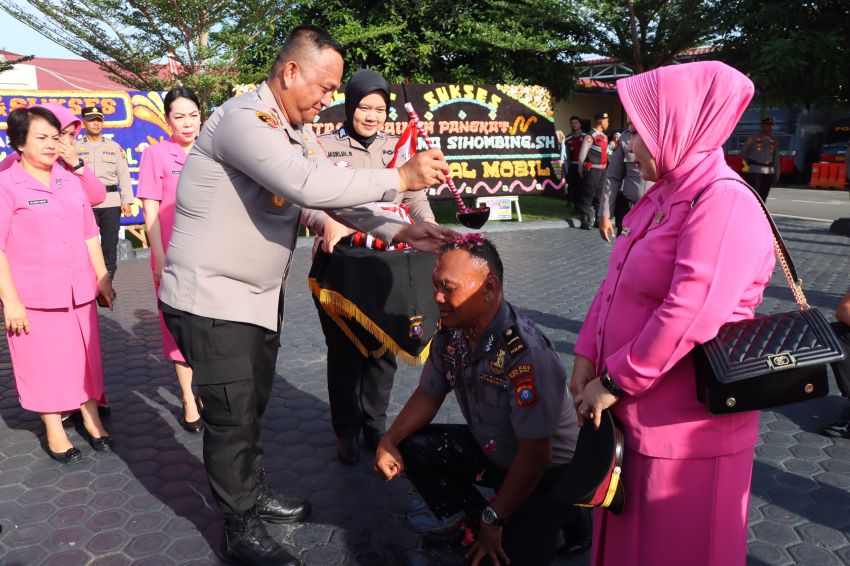 Kapolres Batubara Pimpin Upacara Kenaikan Pangkat 34 Personel