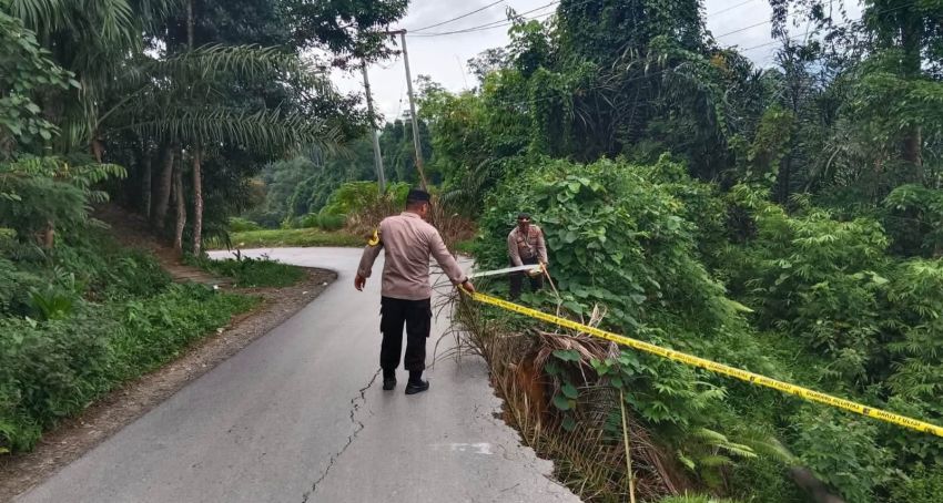 Rawan Longsor, Polres Tapteng Pasang Garis Polisi di Jalan Nasional