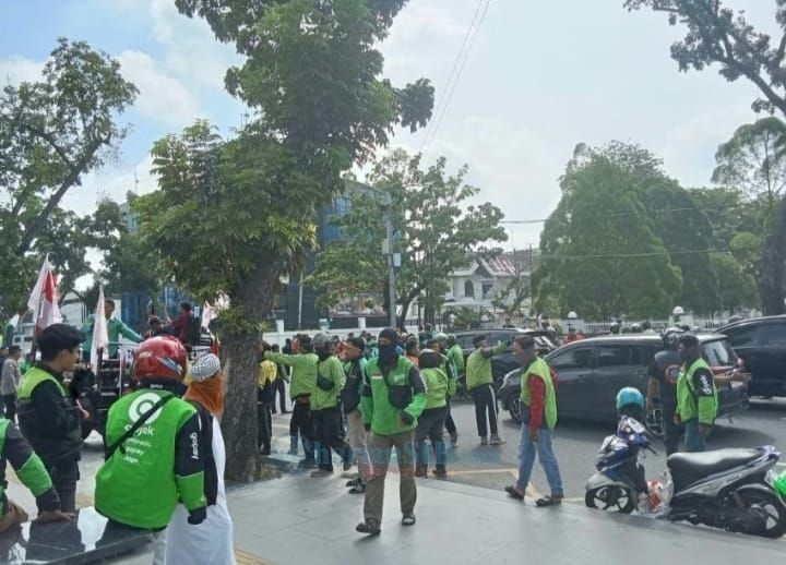 Ratusan Pengemudi Ojol Unjuk Rasa di Kantor Gubernur Sumut