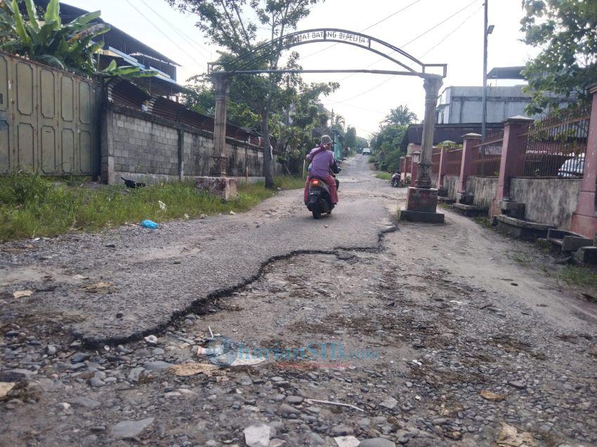 Jalan Pelita V Rantauprapat Rusak Memprihatinkan
