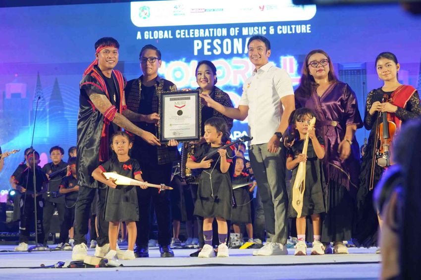 &lrm;Pagelaran Permainan Kulcapi Suku Karo Pecahkan Rekor Dunia