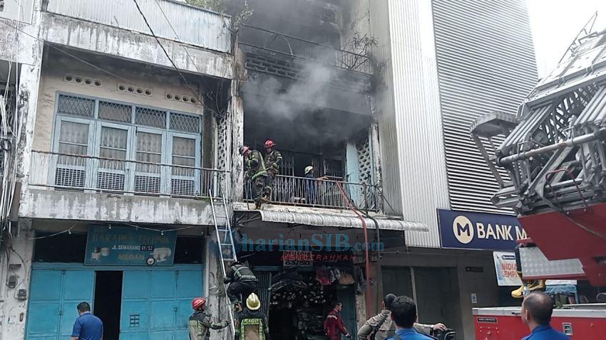 Toko Sparepart dan Aksesoris Kendaraan di Jalan Semarang Terbakar