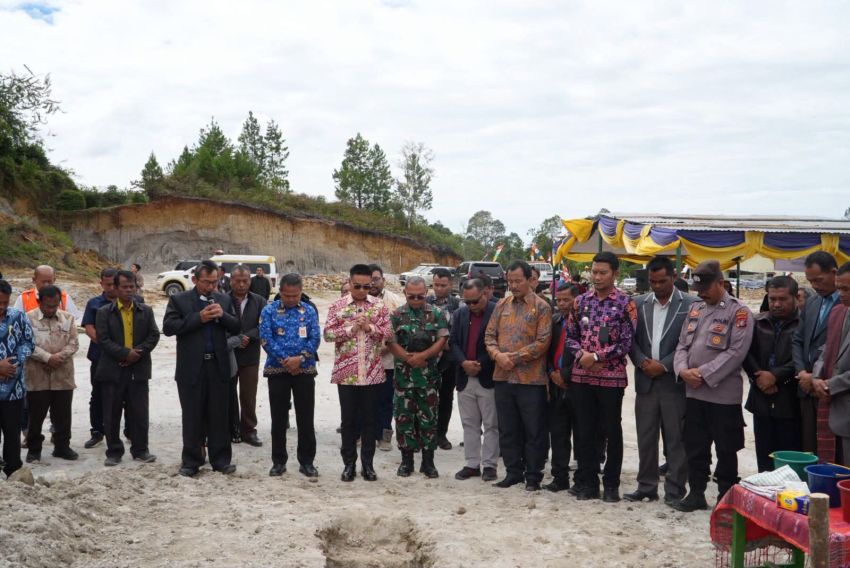Bupati Letakkan Batu Pertama Pembangunan SMA Negeri 2 Pollung