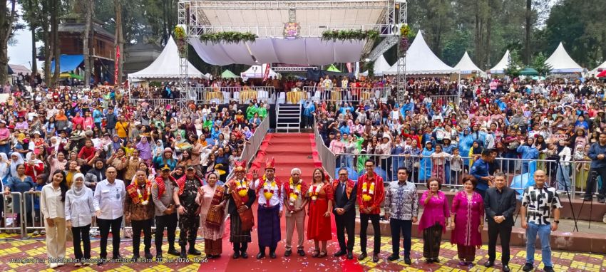 Menteri Koperasi Buka Festival Bunga dan Buah di Berastagi, Dimeriahkan Parade Mobil Hias