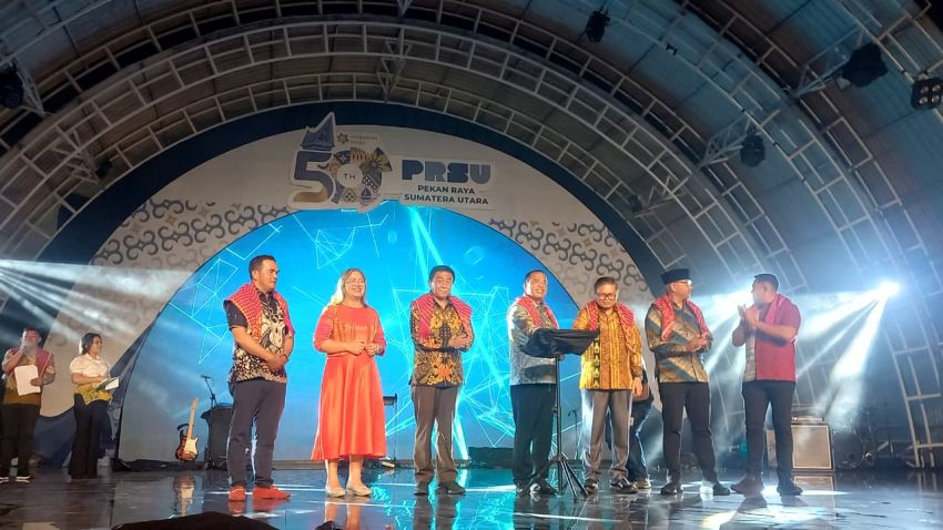 Pertunjukan malam Budaya Karo "Guncang" Gedung Keong di PRSU ke-50