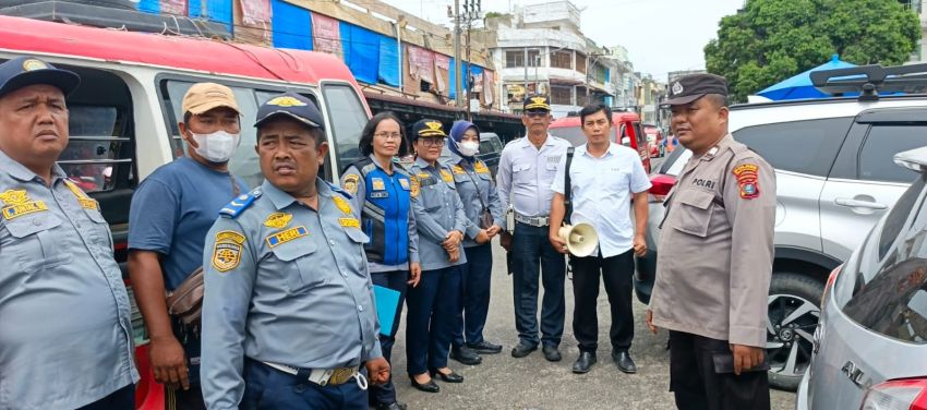 Polisi dan Dishub Tertibkan Parkir Liar dan Bongkar Muat di Badan Jalan Pasar Horas
