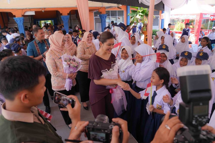 Kahiyang Ayu Serahkan Santunan Pendidikan untuk 118 Siswa Binaan DWP Sumut