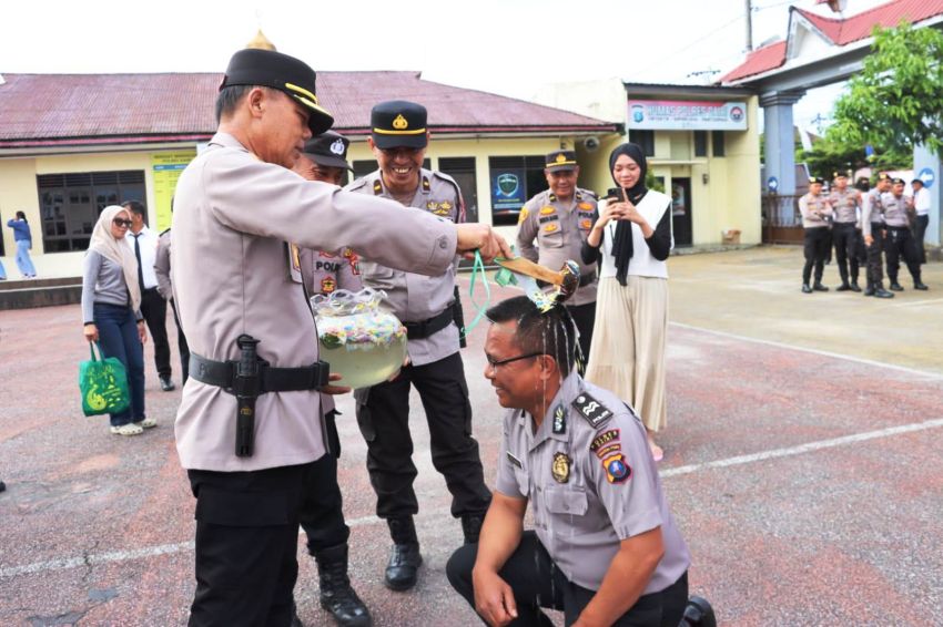Wakapolres Dairi Pimpin Upacara Kenaikan Pangkat 22 Personel Polres Dairi