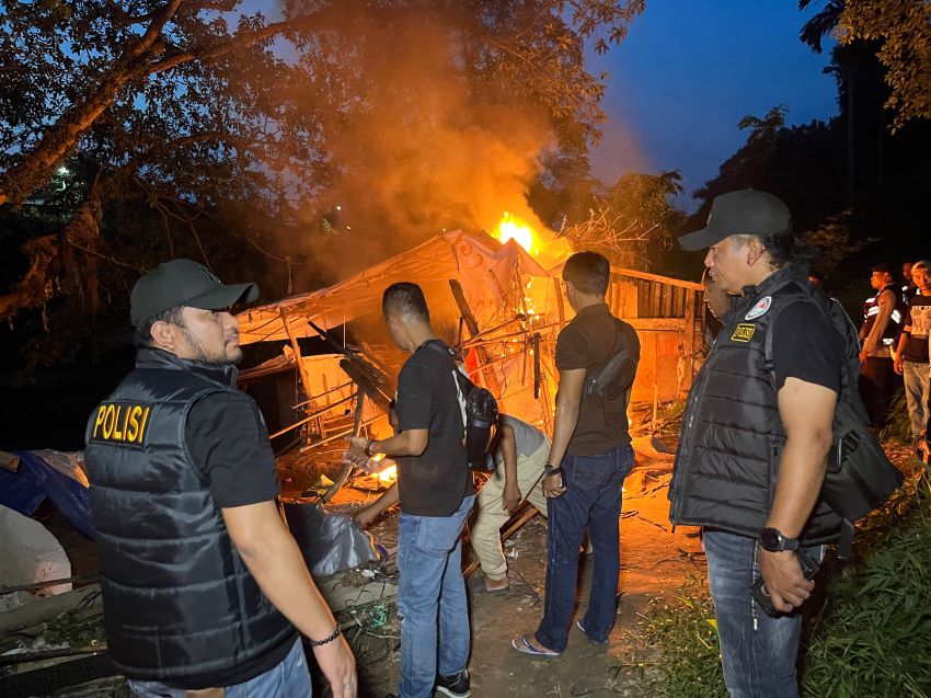 Satres Narkoba Polrestabes Medan Bumihanguskan Barak Narkoba di Klambir V, Satu Pengedar Ditangkap
