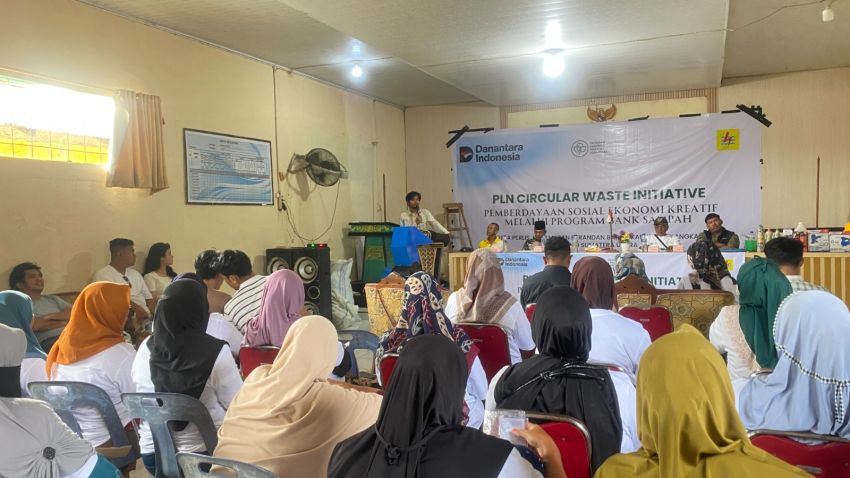 PLN UIP SBU Dorong Ekonomi Sirkular Melalui Program Bank Sampah di Desa Perlis
