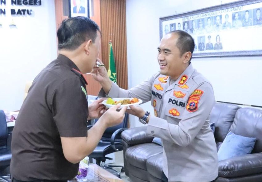 Kapolres Bawa Tumpeng ke Kejari Labuhanbatu, Pererat Sinergi di HBA 66