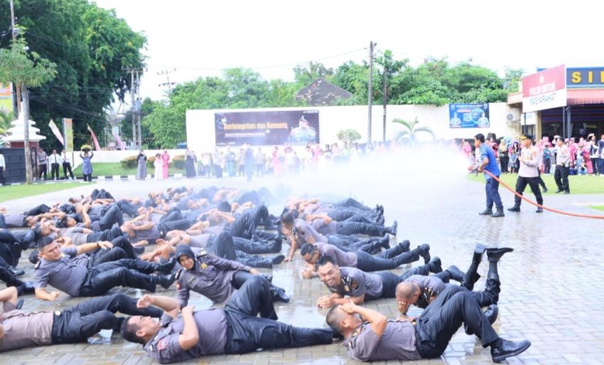 Naik Pangkat, 70 Personel Polres Labuhanbatu Mandi Kembang dan Disiram Damkar