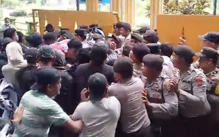Ratusan Massa Kepung Kantor Bupati Langkat, Tuntut Keadilan Penertiban THM Blue Night
