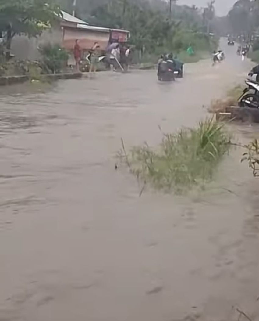 Banjir Setinggi Lutut Rendam Jalan Nasional di Nias, 9 Kendaraan Mogok