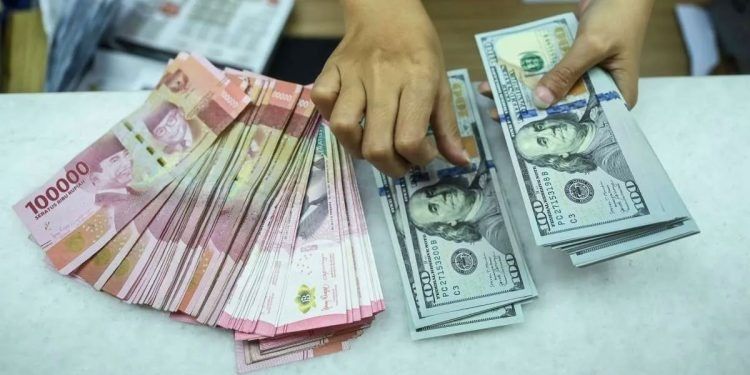 Rupiah Kembali Melemah Dekati Rp18.000, Pasar Keuangan Dibayangi Sentimen Negatif
