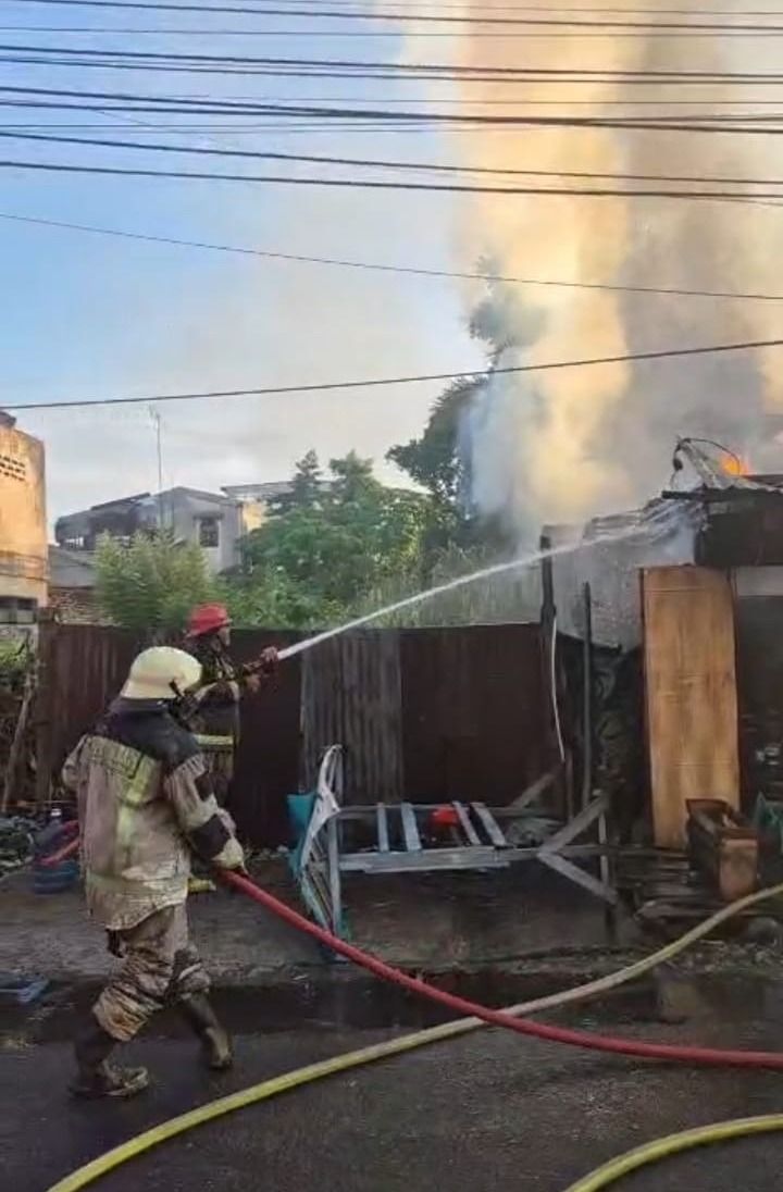 Rumah Sekaligus Tempat Jual Bensin Eceran Terbakar di Medan Barat