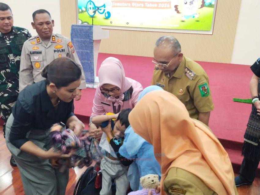 Ketua PKK Sumut Serahkan Kursi Roda Adaptif untuk Anak Cerebral Palsy di Simalungun