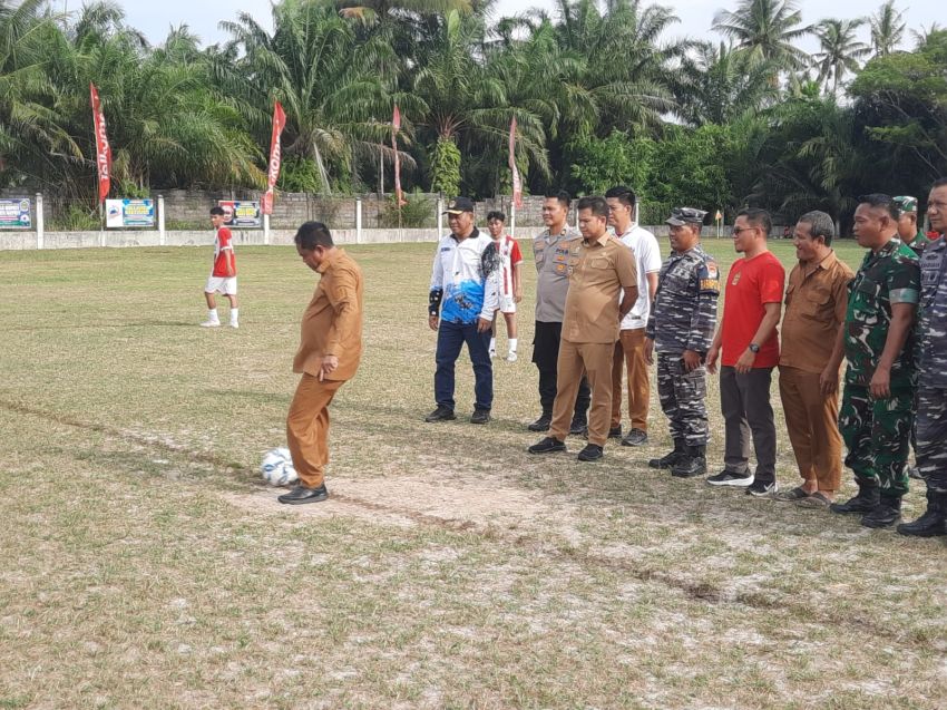 Buka Turnamen Sepakbola Piala Bupati dan Wakil Bupati Sergai U-23, Darma Wijaya Tekankan Sportivitas