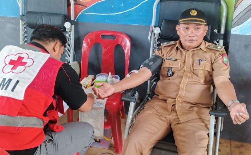 Sambut Hari Jadi Labura, Kades Gunung Melayu dan Warga Ikuti Donor Darah