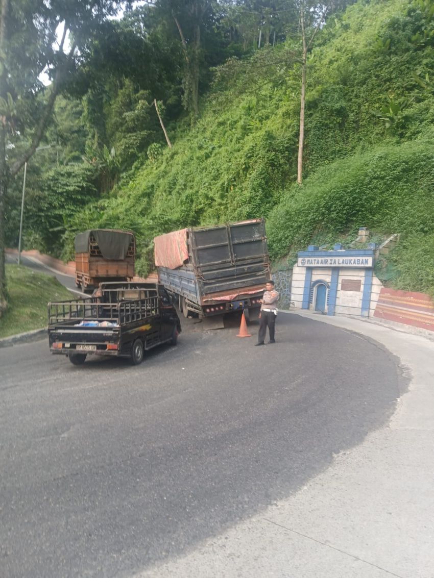 Arus Lalin Macet di Tikungan Tirtanadi Sibolangit, Truk Fuso Patah As Menginap Satu Malam