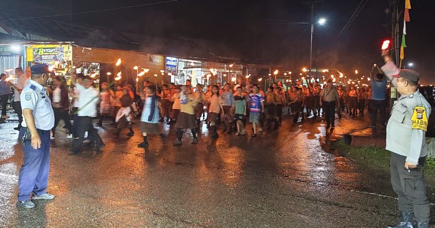 Ribuan Pelajar Nias Meriahkan Pawai Obor Hari Pramuka