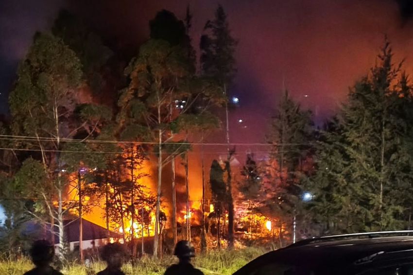 Kantor Bupati dan DPRD Puncak Dibakar Massa