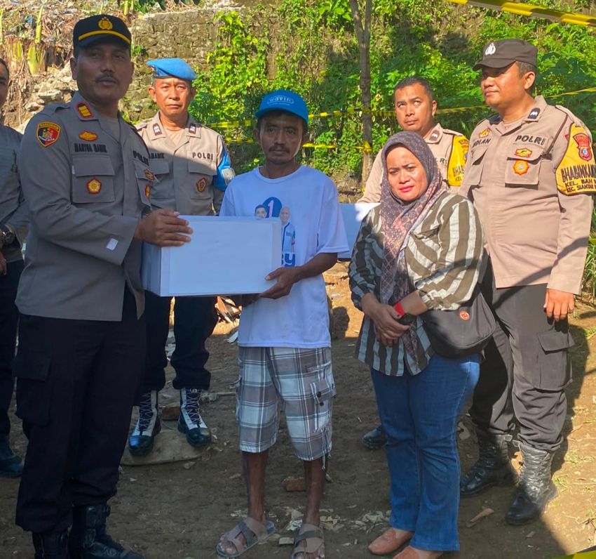 Tembok Pesantren Tumbang Timpa Rumah, Kapolsek Siantar Martoba Hadir Bantu Korban