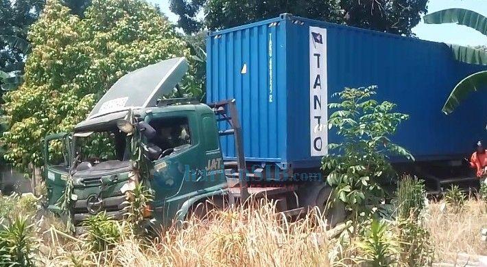 Pengemudi Diduga Ngantuk, Trailer Bermuatan Kontainer Nyungsep ke Kuburan