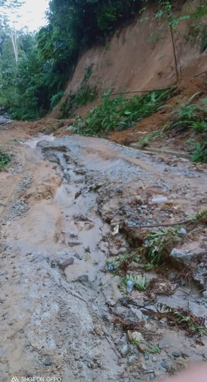 Jalan Dusun Batu Holing Simalungun Memprihatinkan, Rawan Longsor