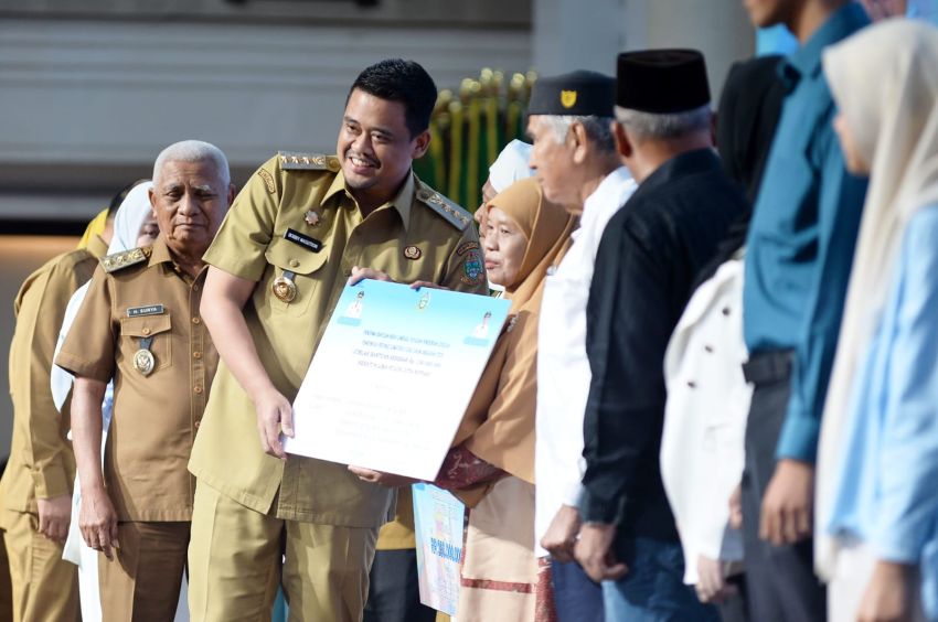 Bobby Nasution Serahkan Hibah kepada 567 Penerima, Rumah Ibadah hingga Mahasiswa Dapat Bantuan
