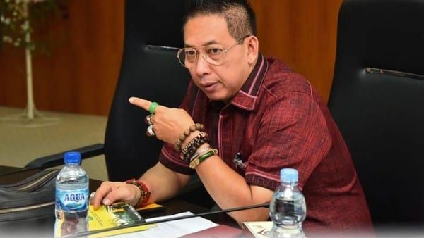 Mobil Dinas Ketua DPRD Medan Ringsek Tertimpa Pohon Tumbang