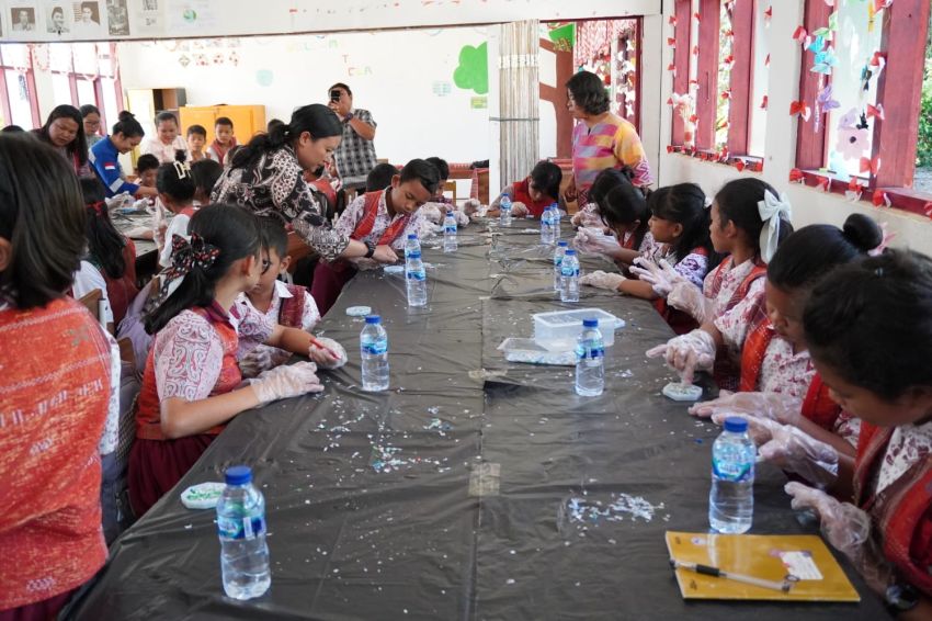 SOL Kolaborasi dengan Pemkab Taput Ajari Siswa SD dan SMP di Pahae Mengolah Sampah Plastik