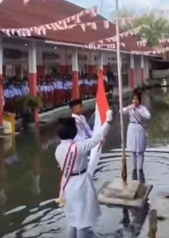 Banjir Rob Tak Surutkan Semangat Siswa Belawan Kibarkan Merah Putih
