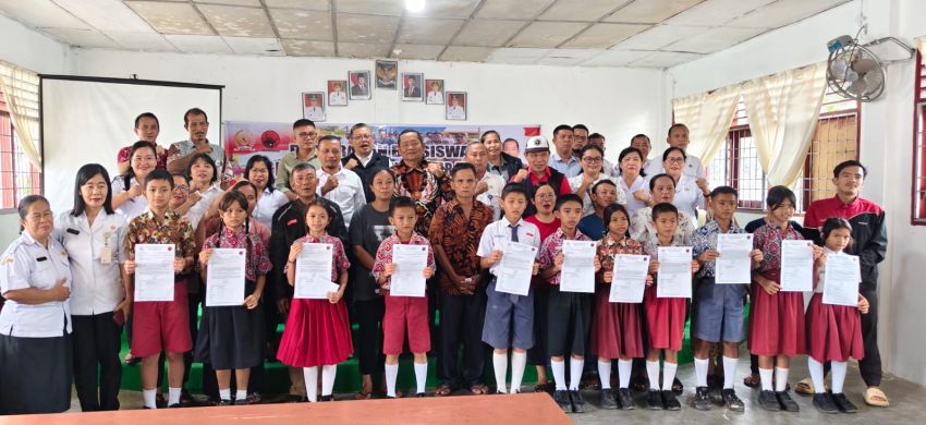 Rapidin Simbolon Serahkan Bantuan PIP kepada 1.050 Siswa di Kepulauan Nias