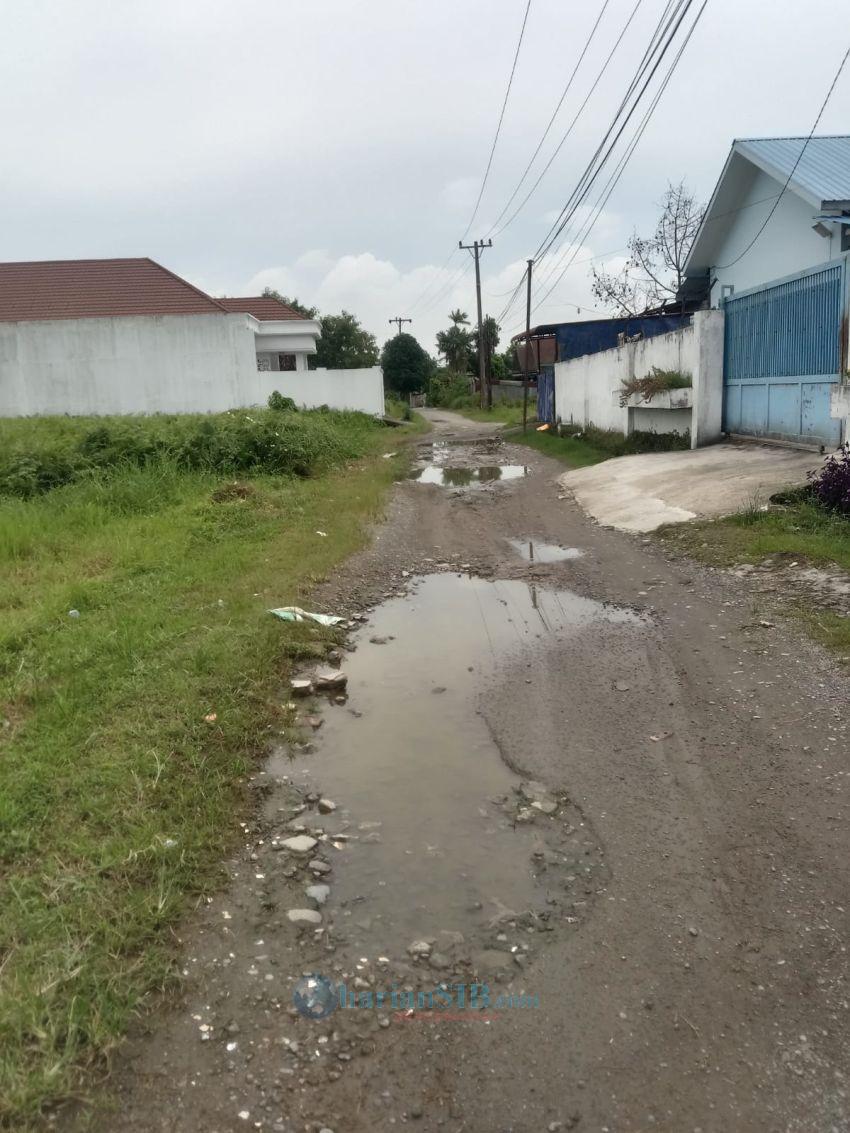 Hampir Lima Tahun Rusak, Jalan Citra Anggrek Simpang Selayang Tak Kunjung Diperbaiki