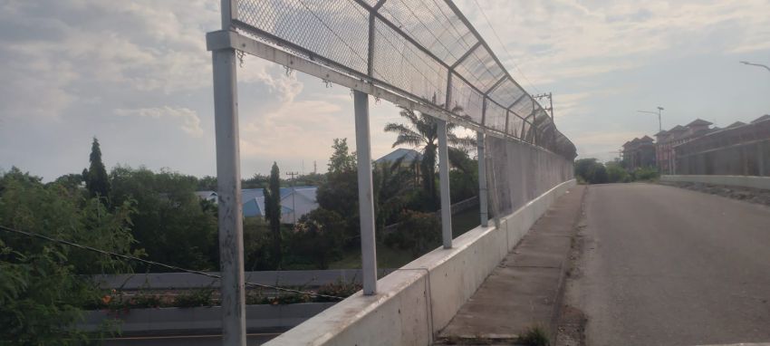 Tiang dan Kawat Besi Pengaman Jembatan Jalan Tol di Medan Labuhan Digondol "Rayap Besi"
